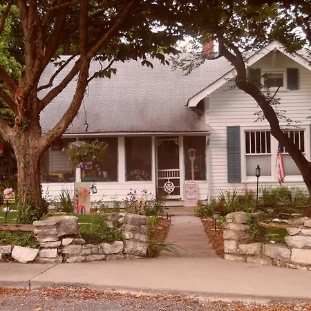 Maple Leaf Cottage Inn